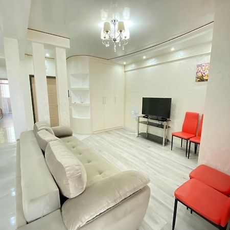 Two Bedroom Large Apartment In 키시나우 외부 사진