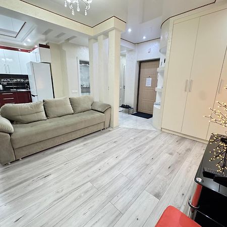 Two Bedroom Large Apartment In 키시나우 외부 사진
