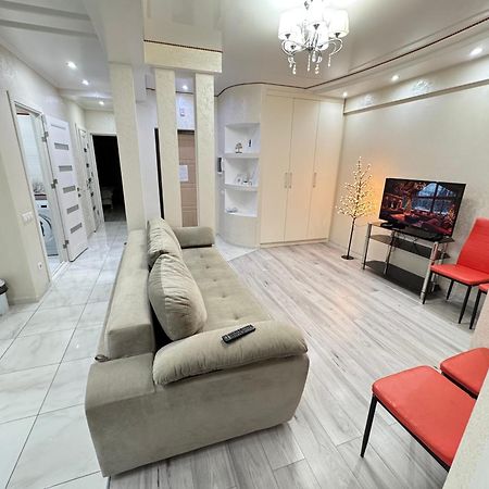 Two Bedroom Large Apartment In 키시나우 외부 사진