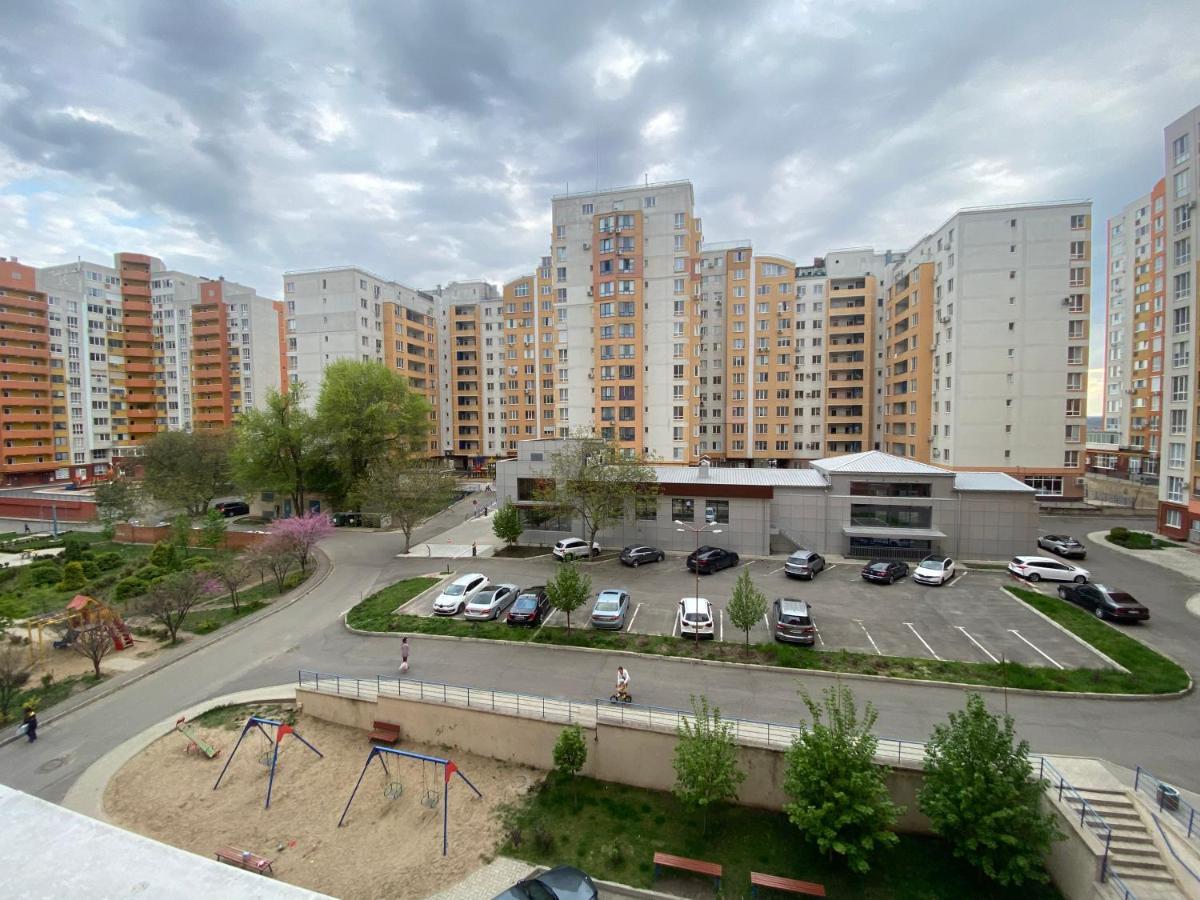 Two Bedroom Large Apartment In 키시나우 외부 사진
