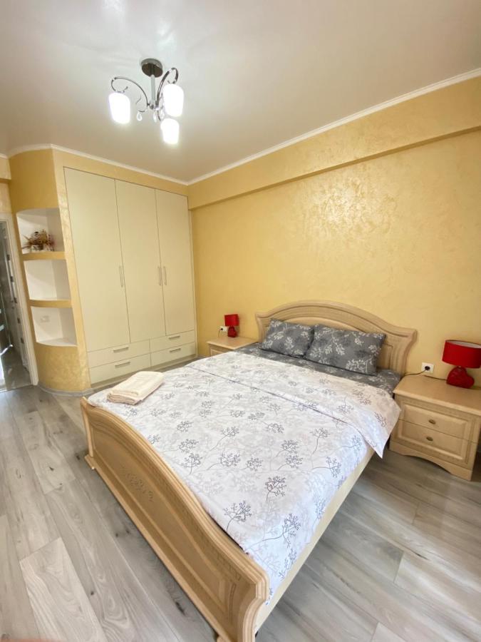 Two Bedroom Large Apartment In 키시나우 외부 사진