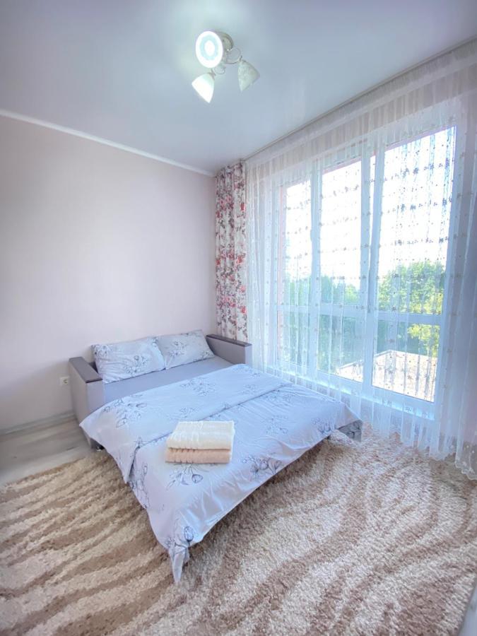 Two Bedroom Large Apartment In 키시나우 외부 사진