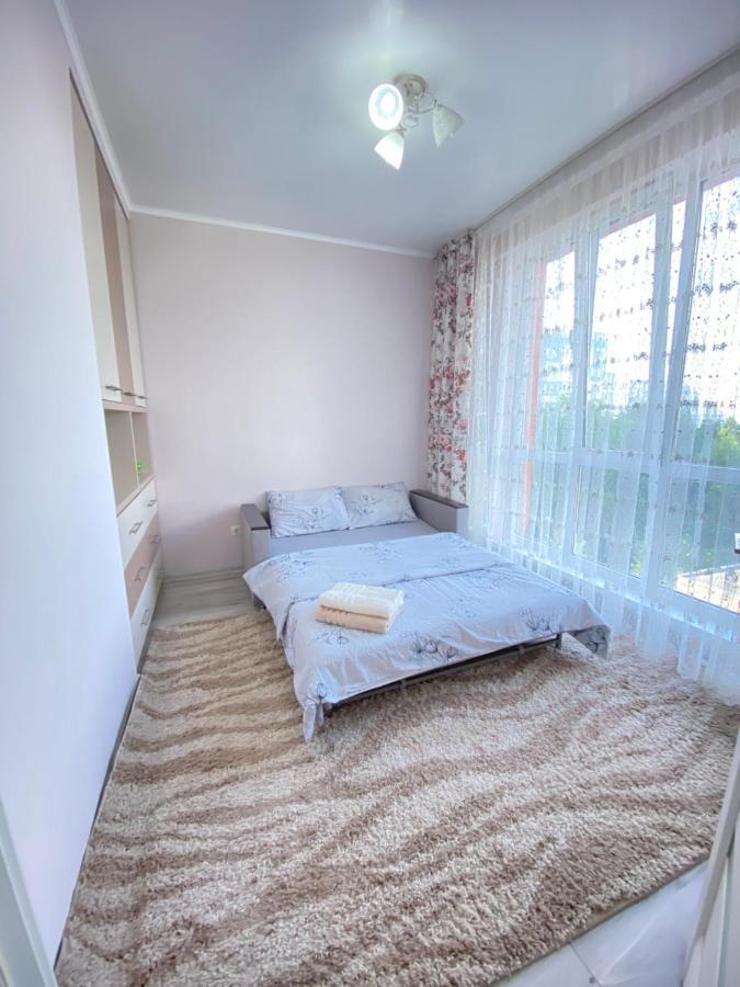 Two Bedroom Large Apartment In 키시나우 외부 사진