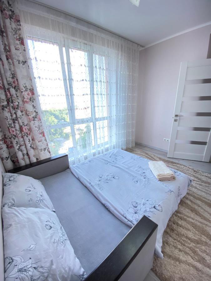 Two Bedroom Large Apartment In 키시나우 외부 사진