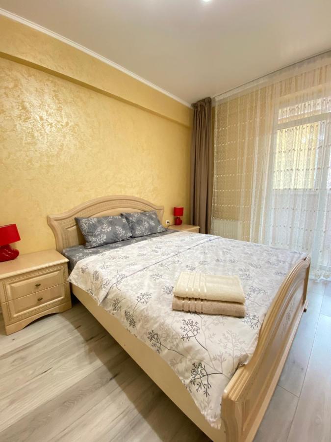 Two Bedroom Large Apartment In 키시나우 외부 사진