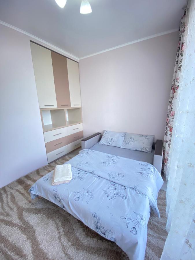 Two Bedroom Large Apartment In 키시나우 외부 사진