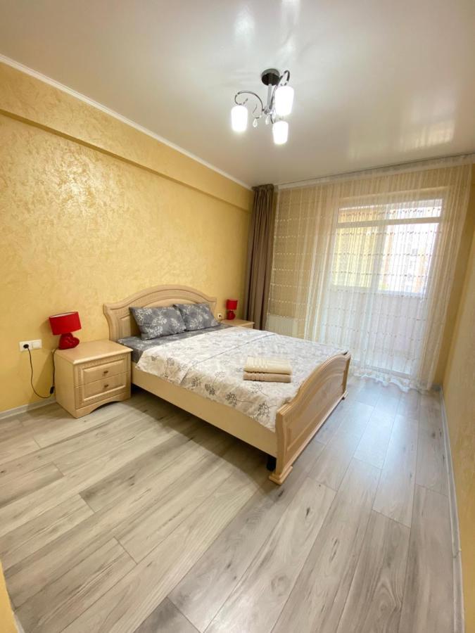 Two Bedroom Large Apartment In 키시나우 외부 사진