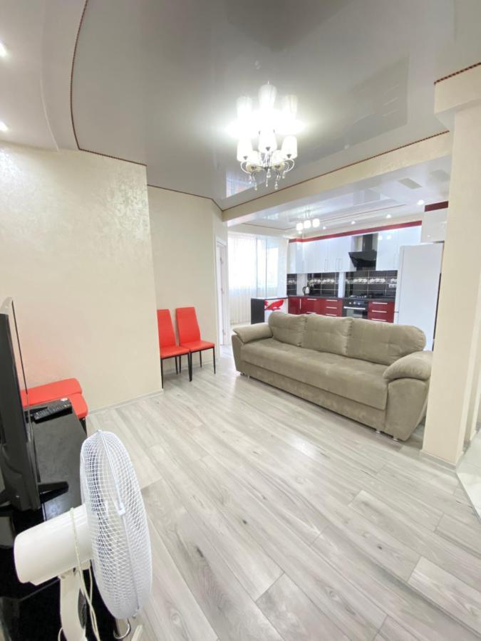 Two Bedroom Large Apartment In 키시나우 외부 사진