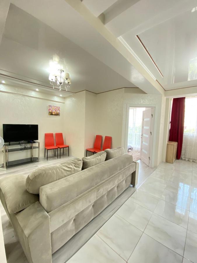 Two Bedroom Large Apartment In 키시나우 외부 사진