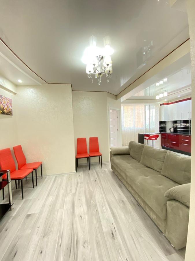 Two Bedroom Large Apartment In 키시나우 외부 사진