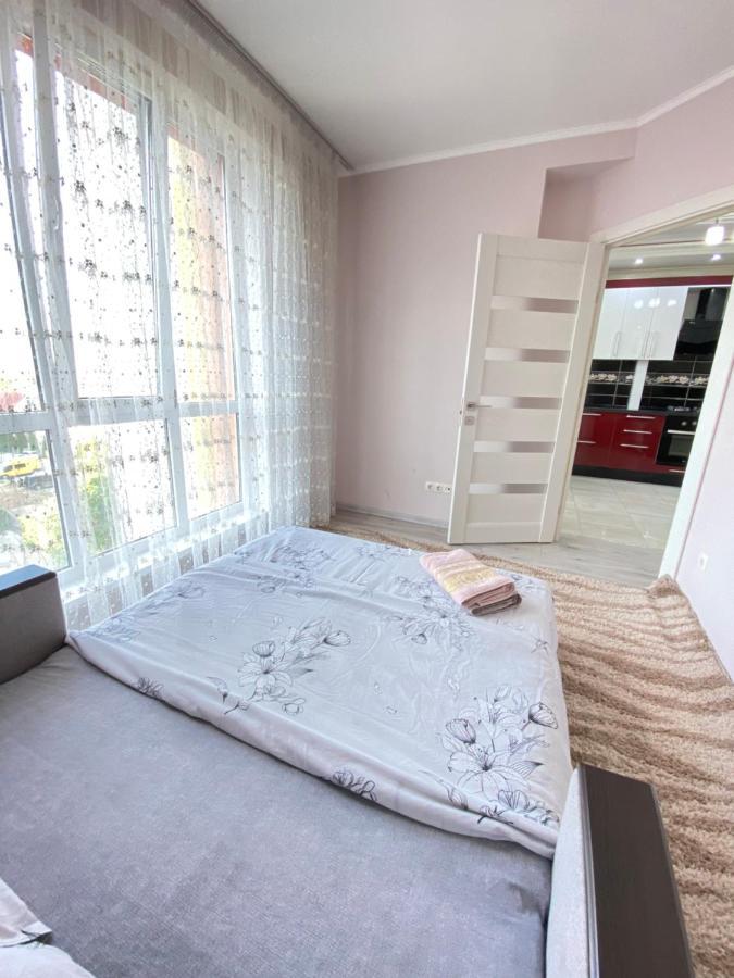 Two Bedroom Large Apartment In 키시나우 외부 사진