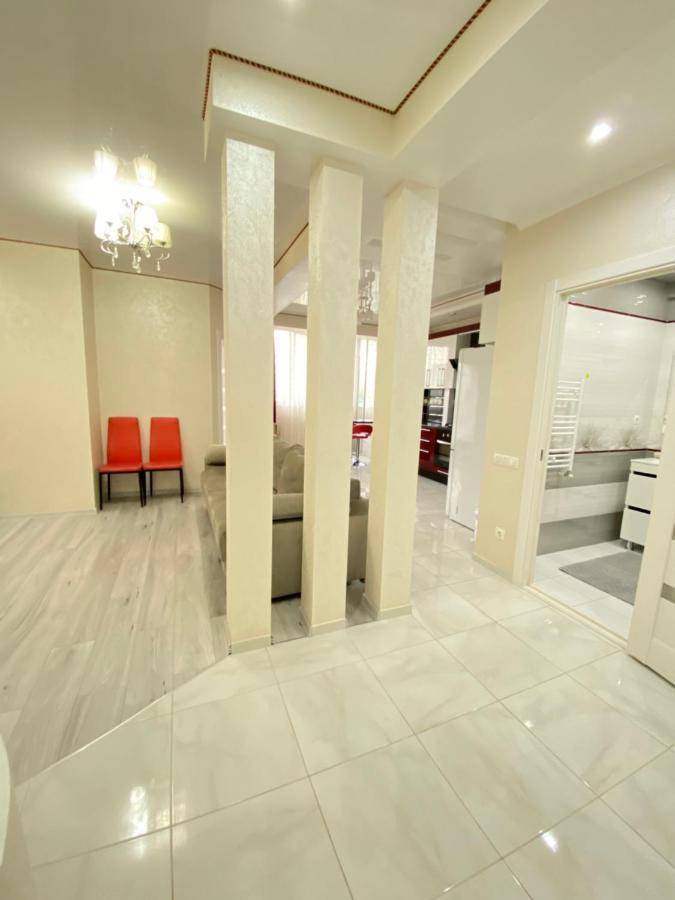 Two Bedroom Large Apartment In 키시나우 외부 사진