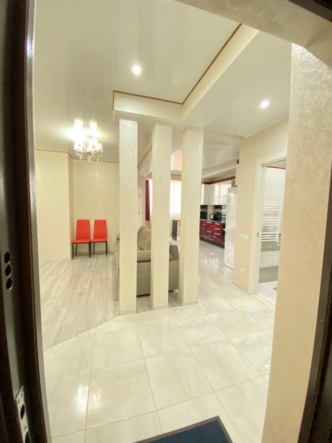Two Bedroom Large Apartment In 키시나우 외부 사진