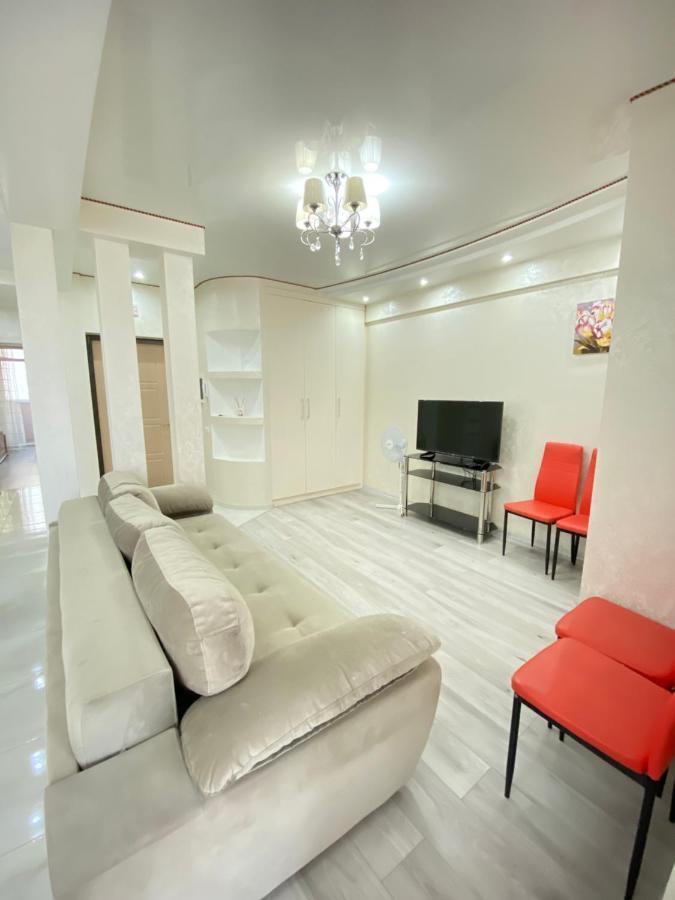 Two Bedroom Large Apartment In 키시나우 외부 사진