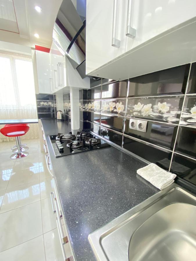 Two Bedroom Large Apartment In 키시나우 외부 사진