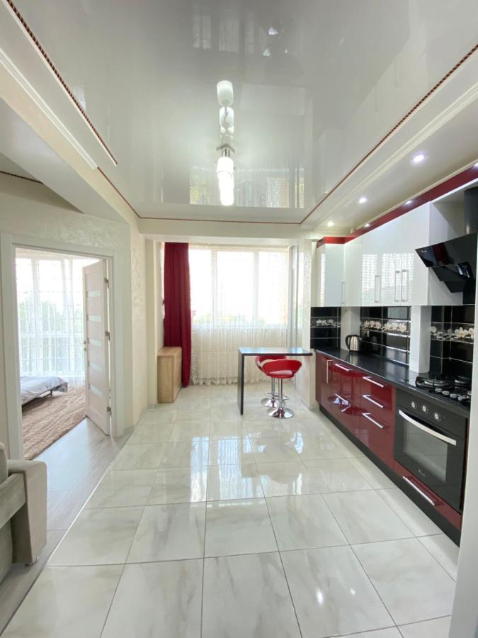 Two Bedroom Large Apartment In 키시나우 외부 사진