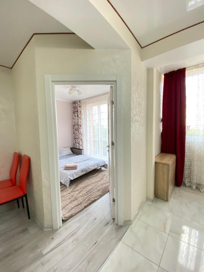 Two Bedroom Large Apartment In 키시나우 외부 사진