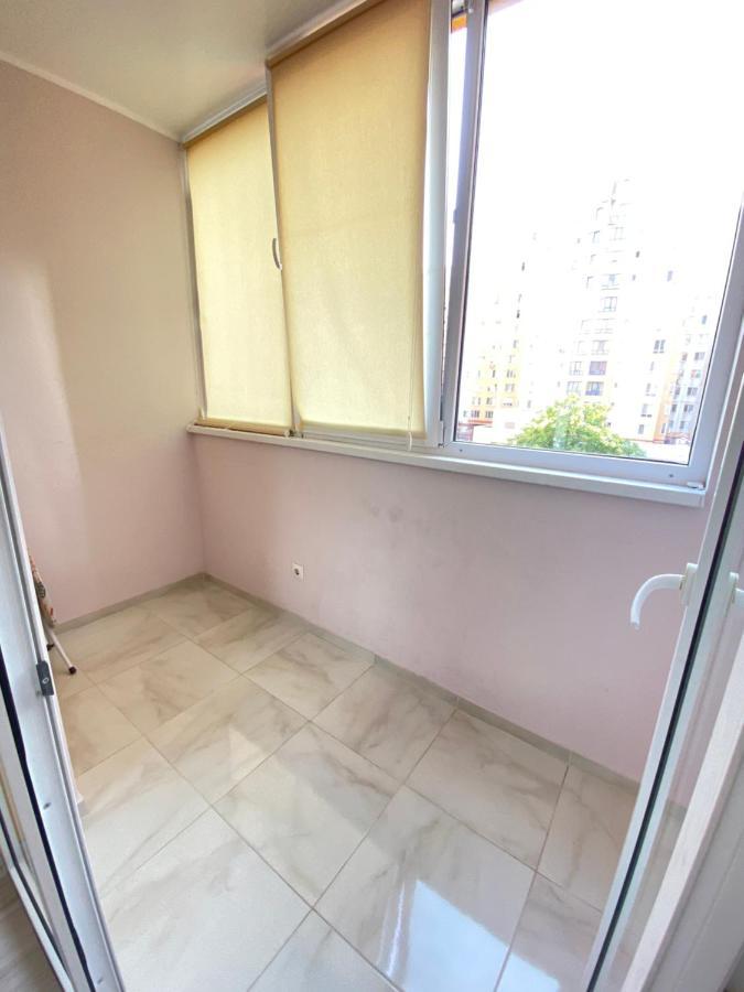 Two Bedroom Large Apartment In 키시나우 외부 사진