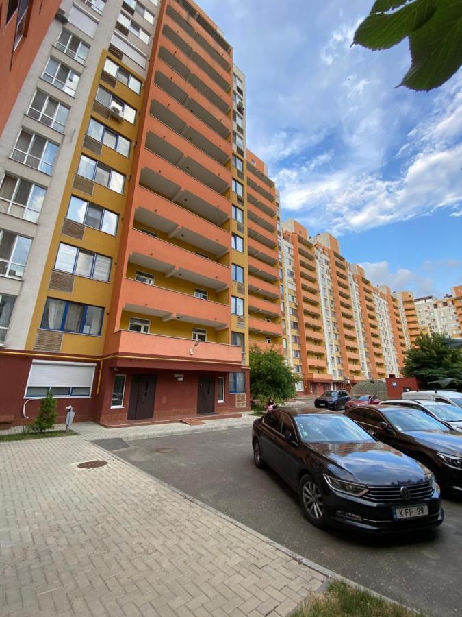 Two Bedroom Large Apartment In 키시나우 외부 사진