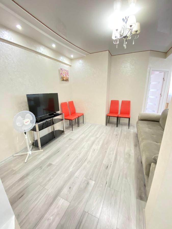 Two Bedroom Large Apartment In 키시나우 외부 사진