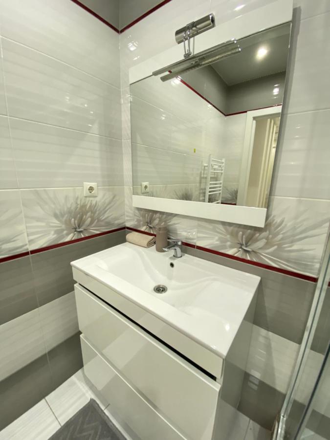 Two Bedroom Large Apartment In 키시나우 외부 사진