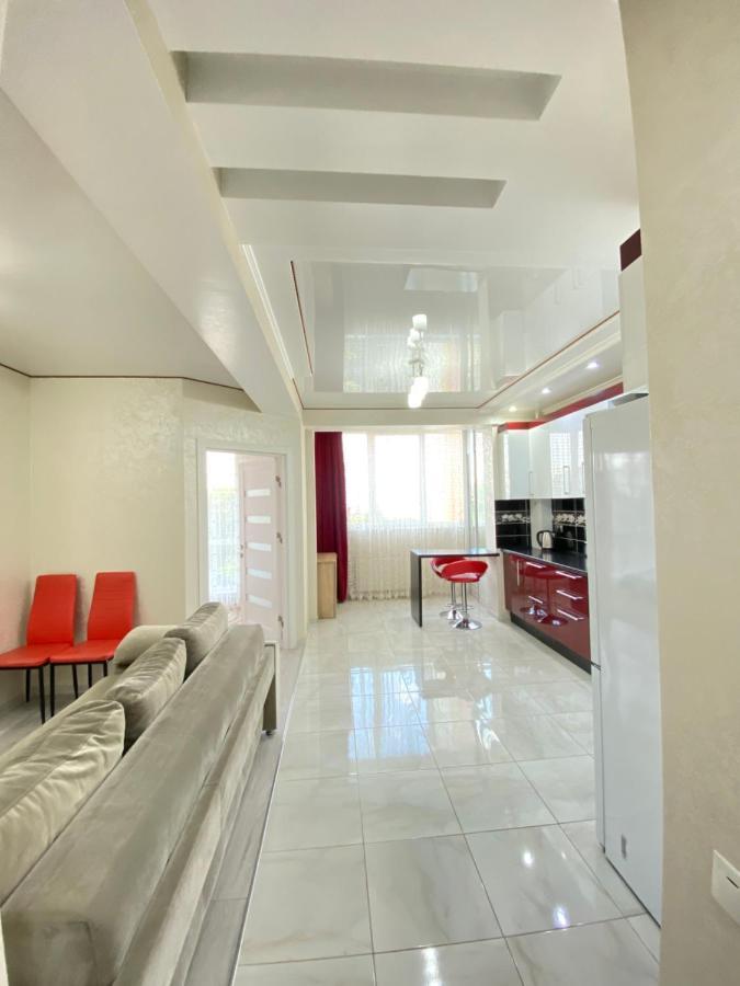 Two Bedroom Large Apartment In 키시나우 외부 사진