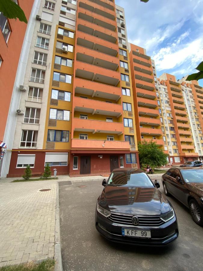 Two Bedroom Large Apartment In 키시나우 외부 사진