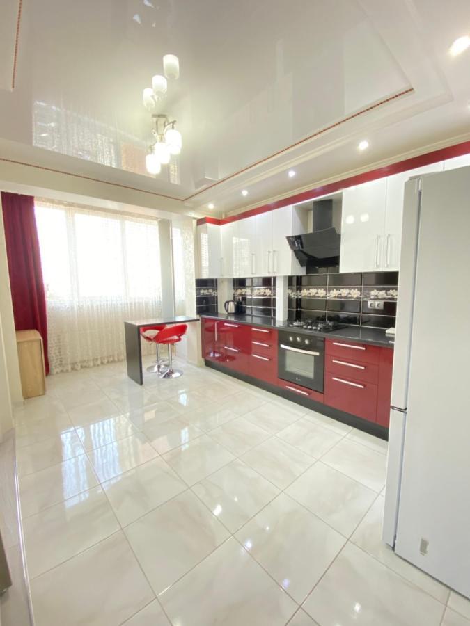 Two Bedroom Large Apartment In 키시나우 외부 사진