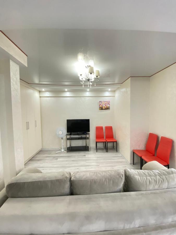 Two Bedroom Large Apartment In 키시나우 외부 사진