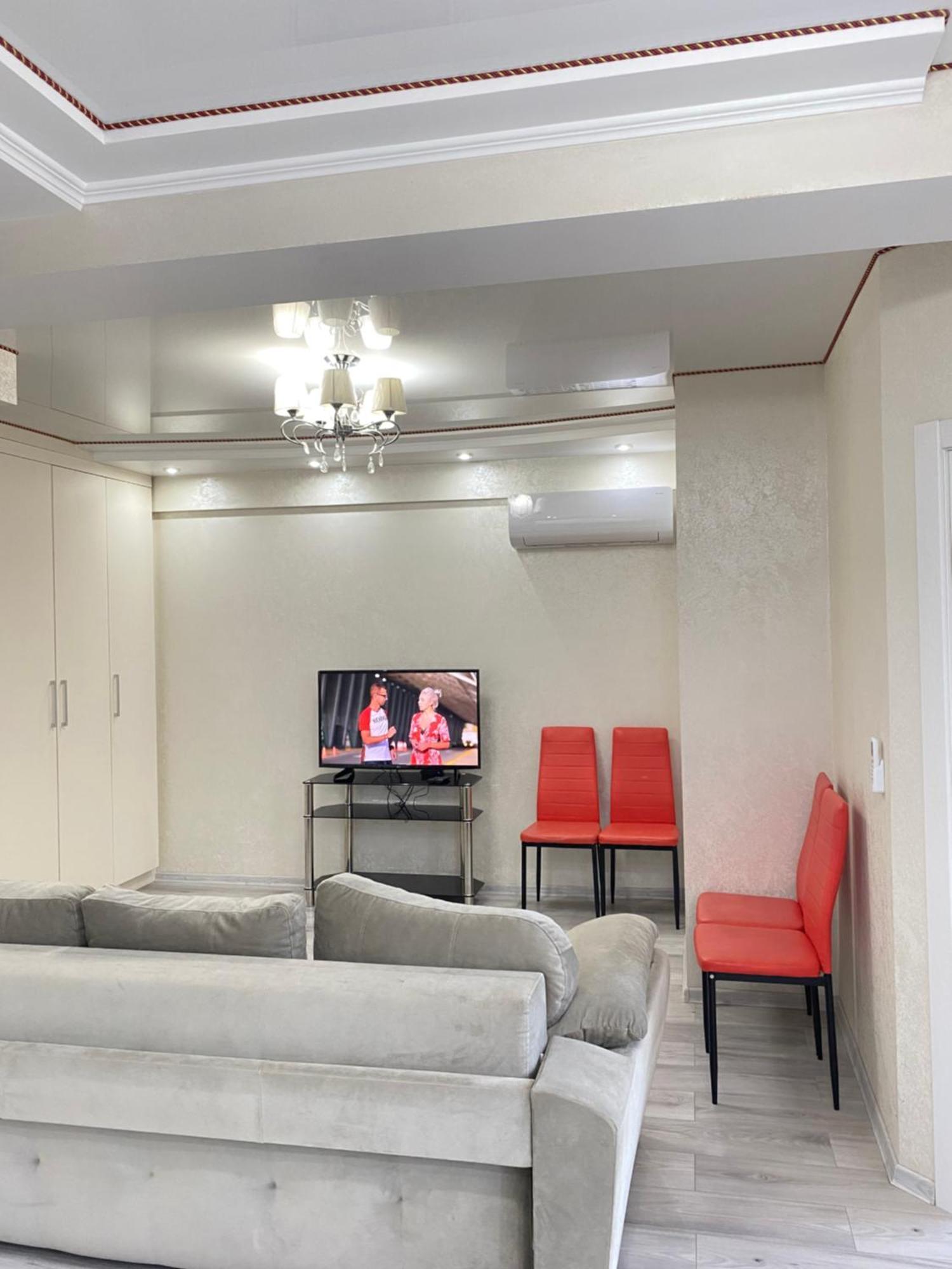 Two Bedroom Large Apartment In 키시나우 외부 사진