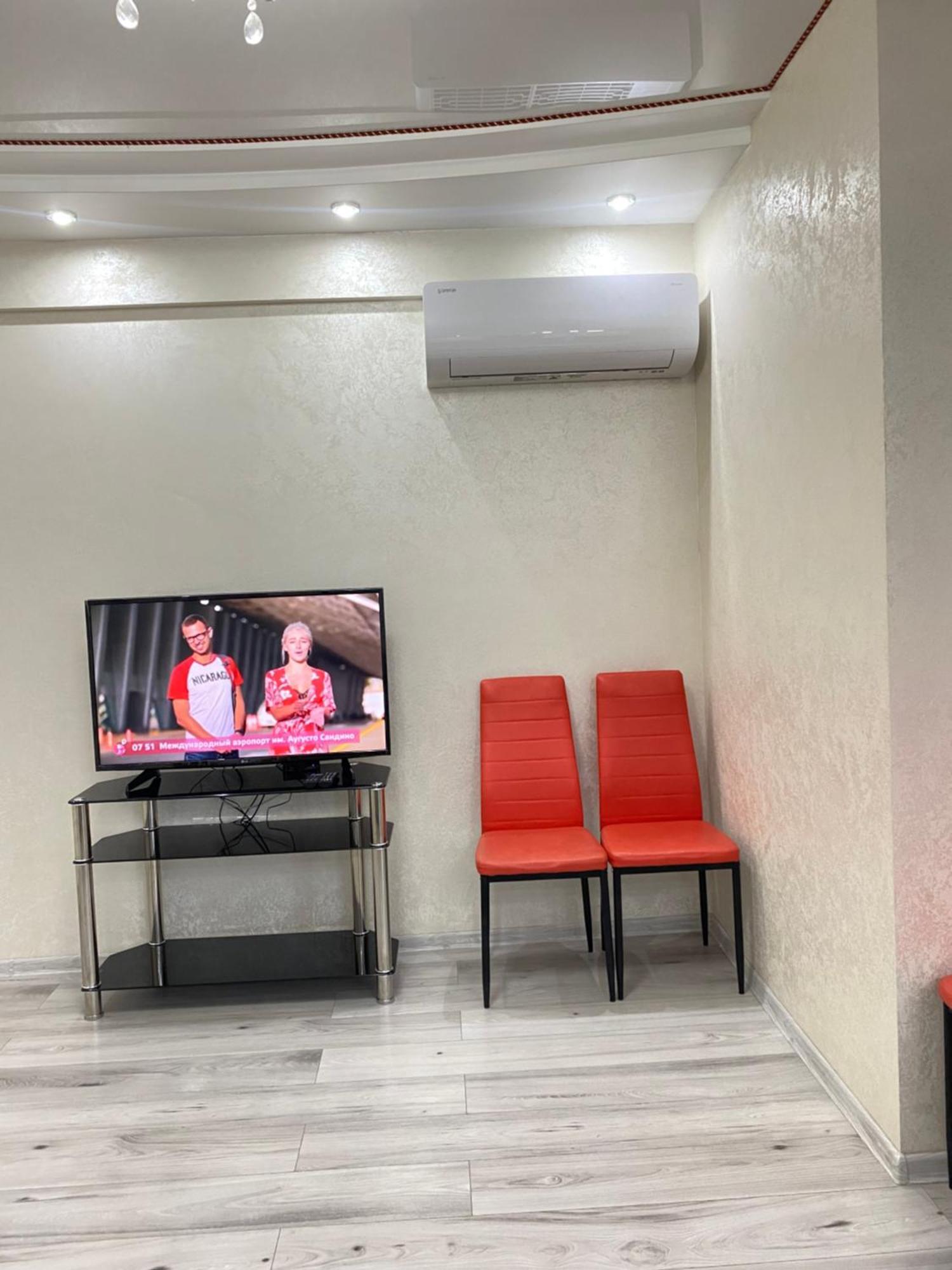 Two Bedroom Large Apartment In 키시나우 외부 사진